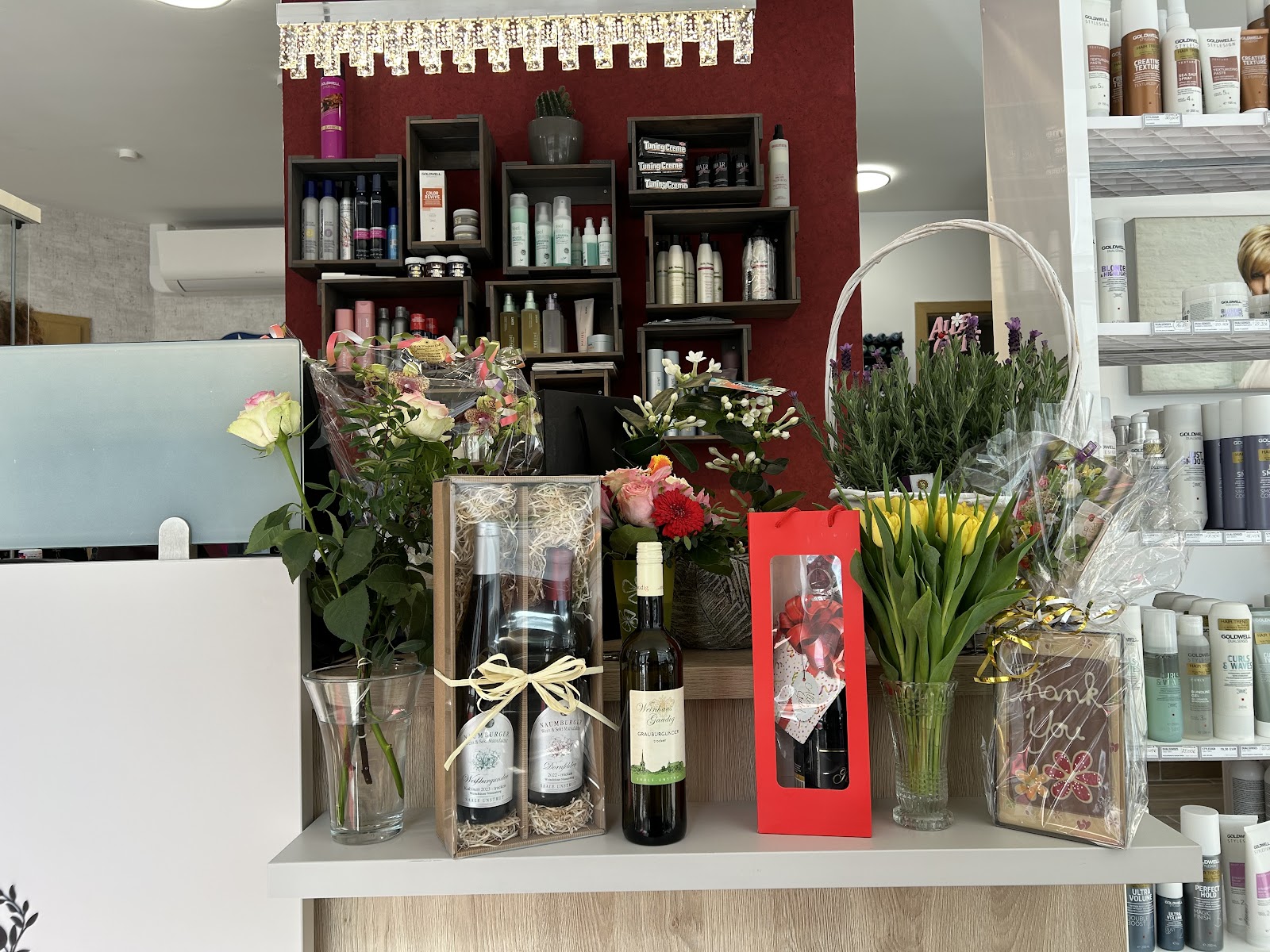 Blumen- und Geschenkgestecke dankbarer Kundschaft am Empfang