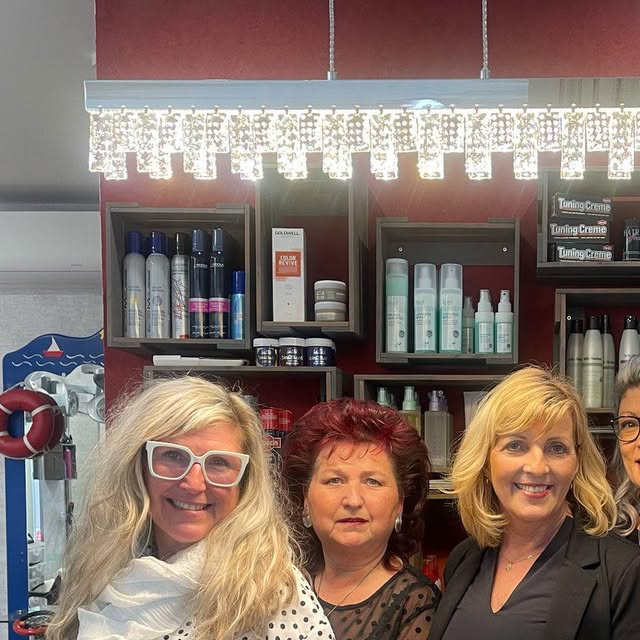 Team von Hair Trend by Heidi am Produktregal im Salon